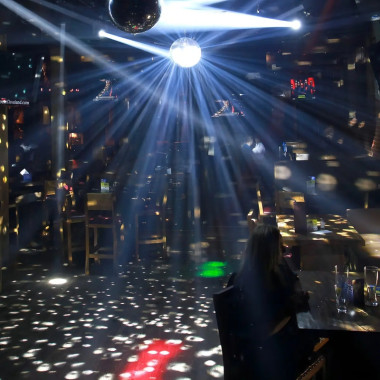 Es el accesorio perfecto para crear un auténtico ambiente disco en fiestas, eventos y montajes profesionales.