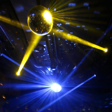 Es el accesorio perfecto para crear un auténtico ambiente disco en fiestas, eventos y montajes profesionales.